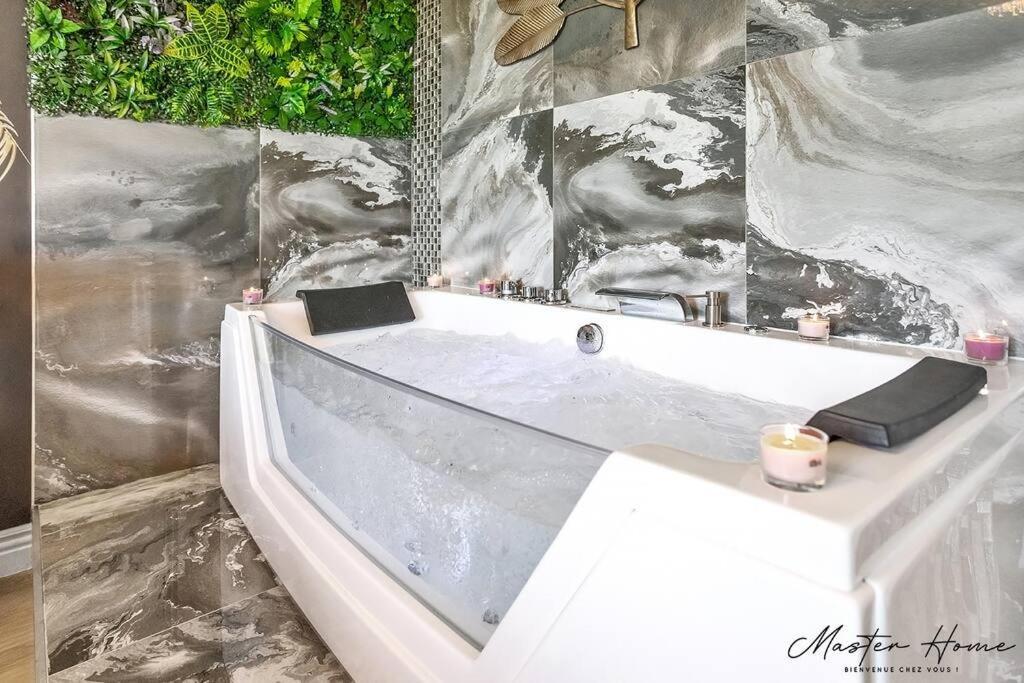 Gout De Luxe A Narbonne T3 Climatise, Spa, Parking المظهر الخارجي الصورة